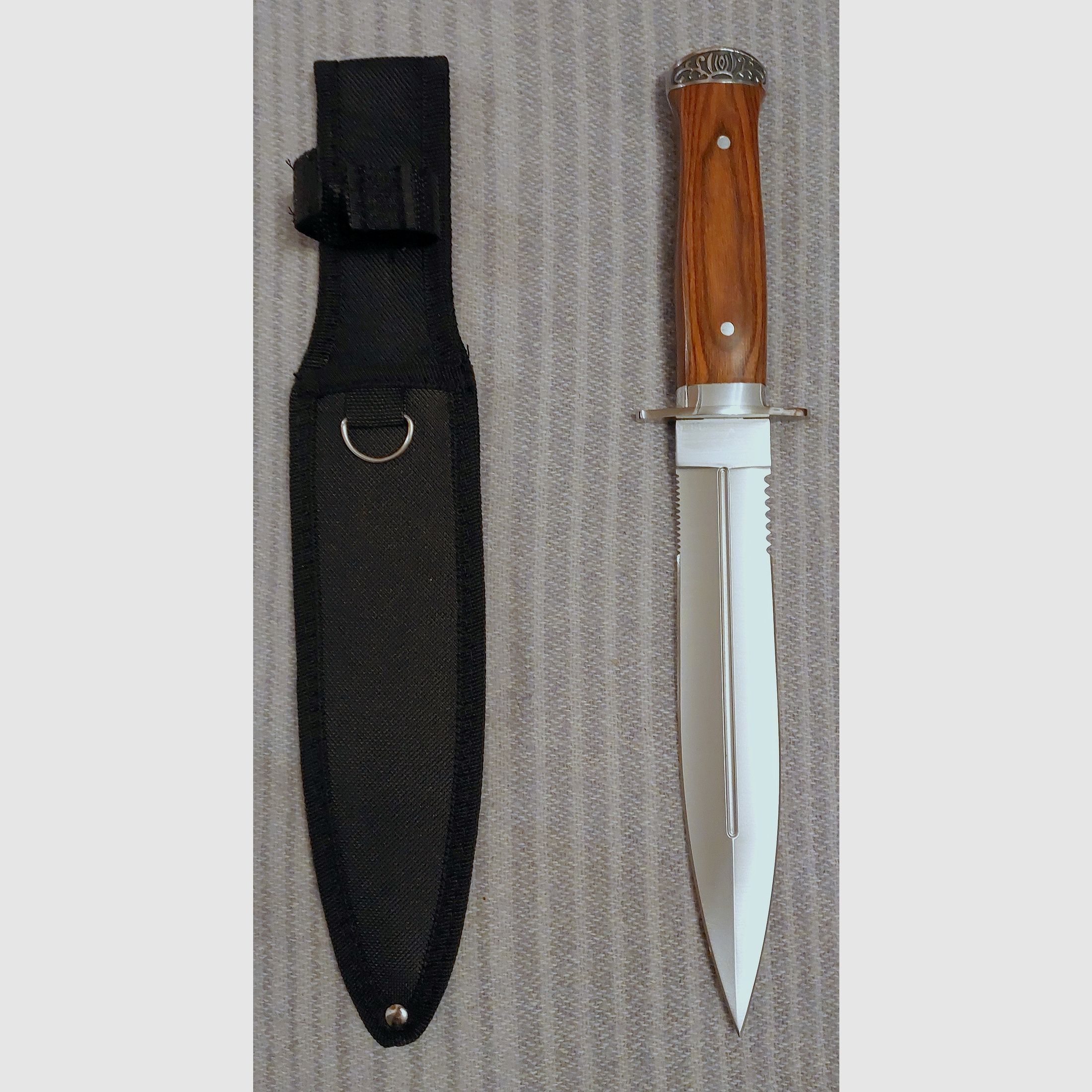 Edler Dolch mit beidseitig geschliffener Klinge und teilweiser Sägezahnung Neu!