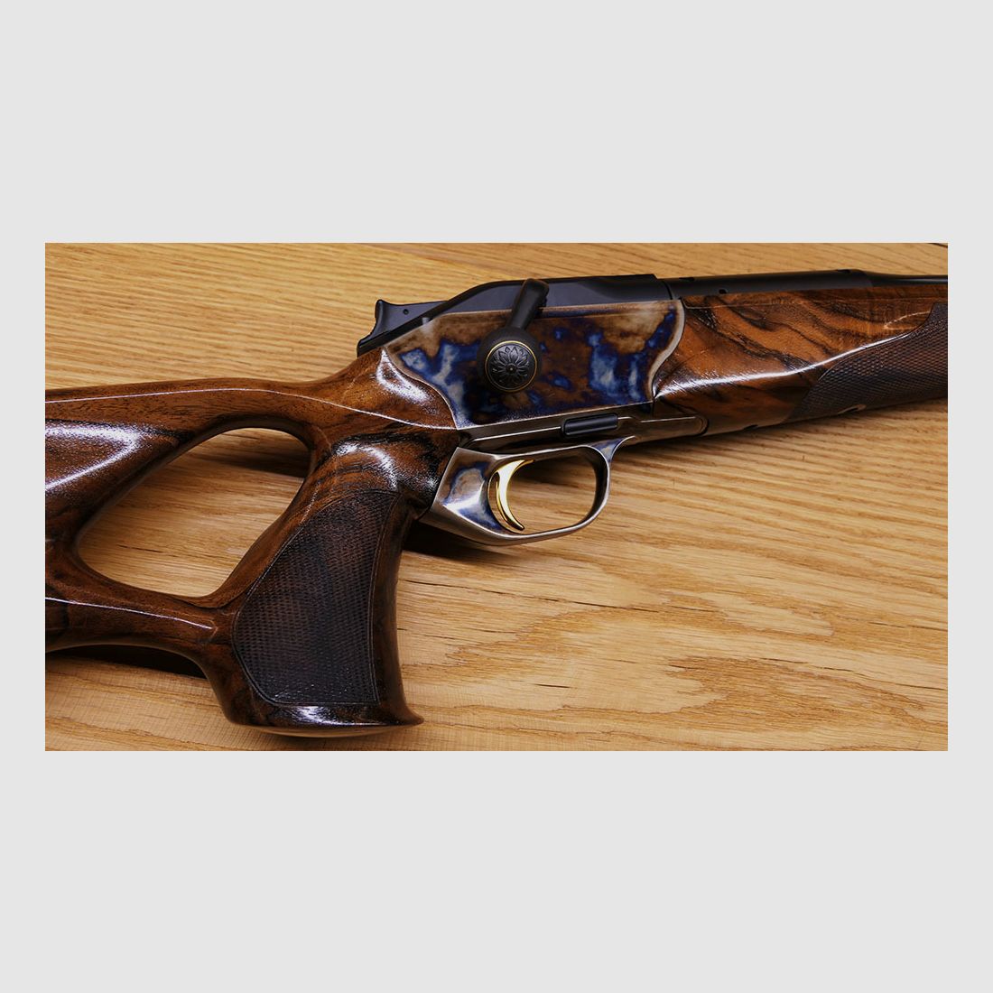 Blaser R8 mit Bunthärtung / Stahlsystem / kannelierter Lauf .308 / Stahlkugel gerändelt mit Blume und Goldlinie / goldener Verschlusskopf /  TRAUM AUS HOLZ & STAHL