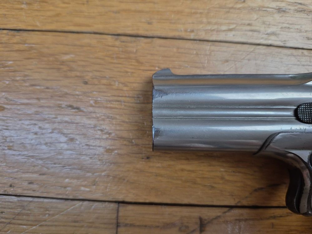 Ikoniczny podwójny pistolet Derringer Remington M95 – Kal. 41RF – Typ II – Wykończenie niklowe – Doskonały stan mechaniczny – Bardzo ładne lufy – Idealne wyrzucanie – Uchwyt ebonitowy w bardzo dobrym stanie – 80 000 egzemplarzy – Kabura na pasek! – „Joker” w rękawie asa w doskonałym stanie – TBE++, zdjęcie 6 z 22