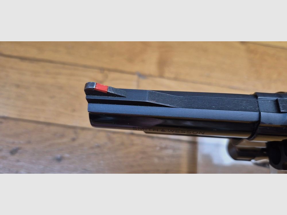 Schreck der Bären! – Revolver Smith & Wesson M29-2 – Kal. .44Mag – Lauf 4 Zoll – Außergewöhnliche brünierte Oberfläche mit 98,9% – Waffe aus Ende 1973 – Zwei Griffsets – Unglaubliche Mechanik, heute nicht mehr zu finden – Filmmythos ebenso wie Waffe! – TBE++!, Bild 19 von 30
