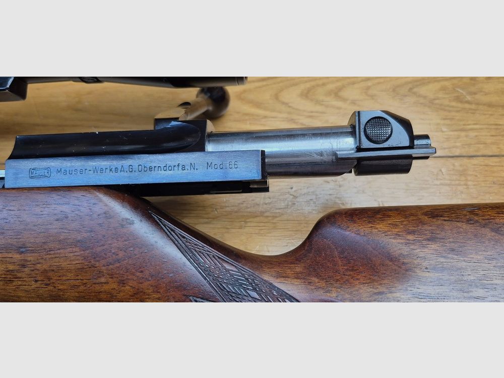 Hervorragendes Mauser 66 S Jagdgewehr – Kaliber 7×64 – Hochwertiges gewachsenes Nussbaumholz – Einlagen aus Ebenholz und Knochen – Handriffelung – Deutscher Stetcher (zwei Abzüge) – AKAH 6 x 42 / 46 Zielfernrohr mit Stahlkörper im Absehen Nr. 1 – TBE / TBE+, Bild 1 von 37