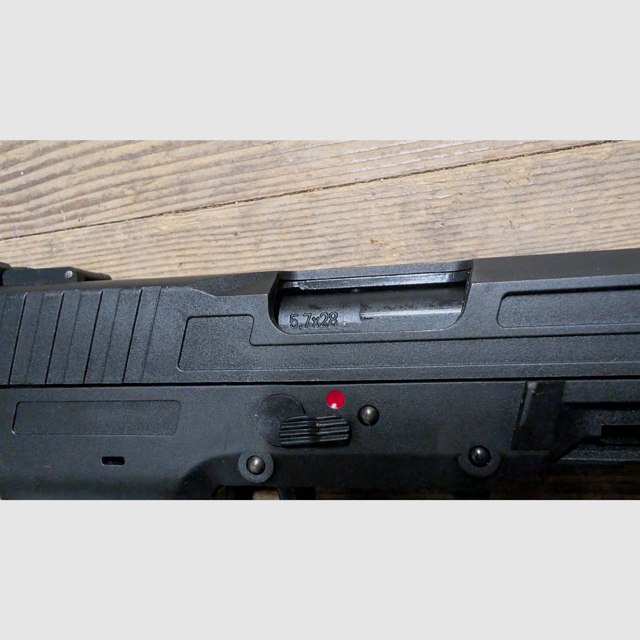Pistola Airsoft "Maverick" nel design FN 5-7