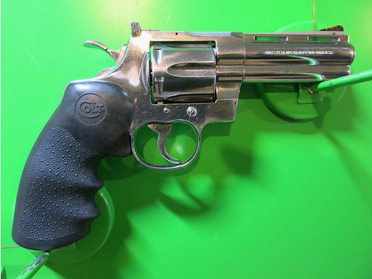Revolver COLT PYTHON, Stainless (Hochglanzpoliert), .357 Magnum, 4" Lauf, Gummi-Sportgriff   #25-
