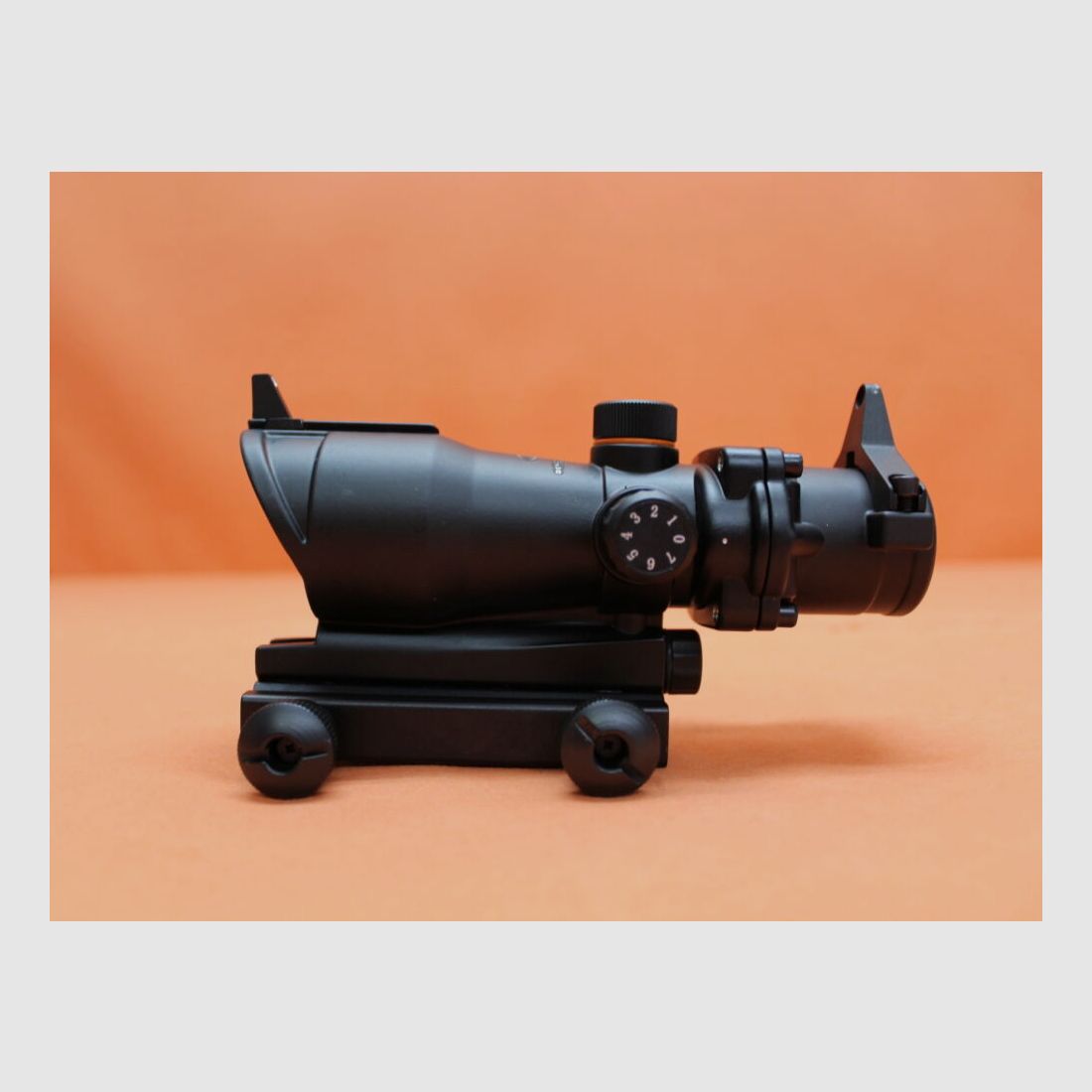 GSG German Sport Guns Tacworld Red Dot ACOG Leuchtpunktvisier 1x30 mit Kimme/ Korn-Notvisier, f. AR-15 Carry-Handle