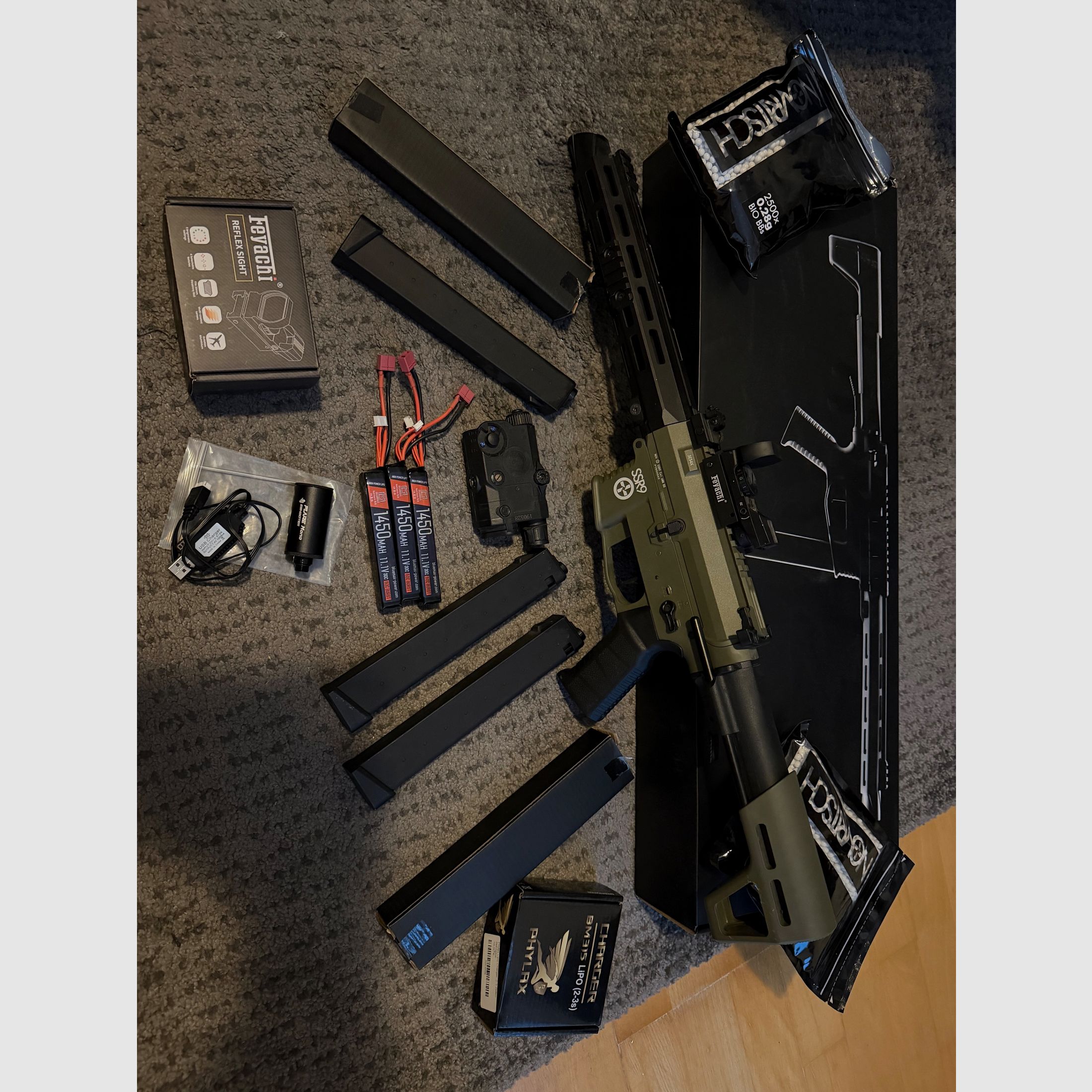 Novritsch SSR9 + accessories 5x 120 round magazines 3x batteries 1x sight 1x tracer visible in the picture