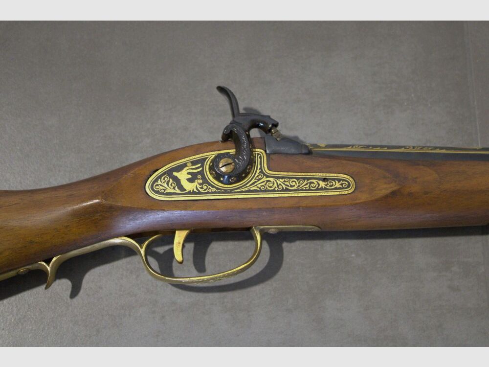 Beau fusil à chargement par la bouche avec décoration dorée pour la chasse. Calibre 45 réplique de fusil à chargement par la bouche techniquement avant le 1er janvier 1871