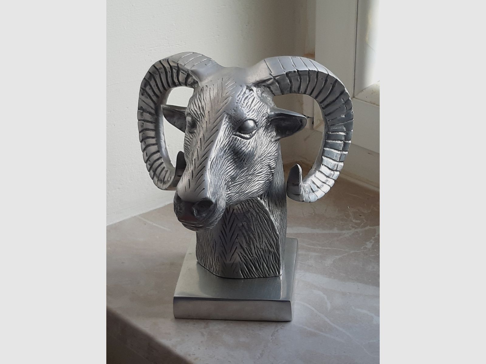 WIEDDERKOPF, bij de eerste aanblik denkt men dat hij gesmeed is, stabiel, trots, elegant en tijdloos mooi.