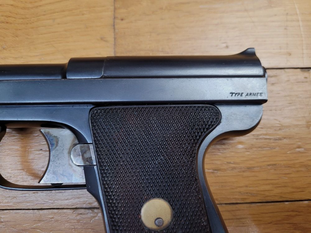 Martial et très rare pistolet Le Français type Armée du tout 1er type – Moins de 600 armes produites – Cal. 9 Browning Long – Perle Art Déco – Finitions remarquables – Bronzage d&rsquo;origine raide neuf – Plaquettes parfaites – Canon miroir – Détente très agréable – Un véritable Parabellum français – État muséal !, image 22 sur 26