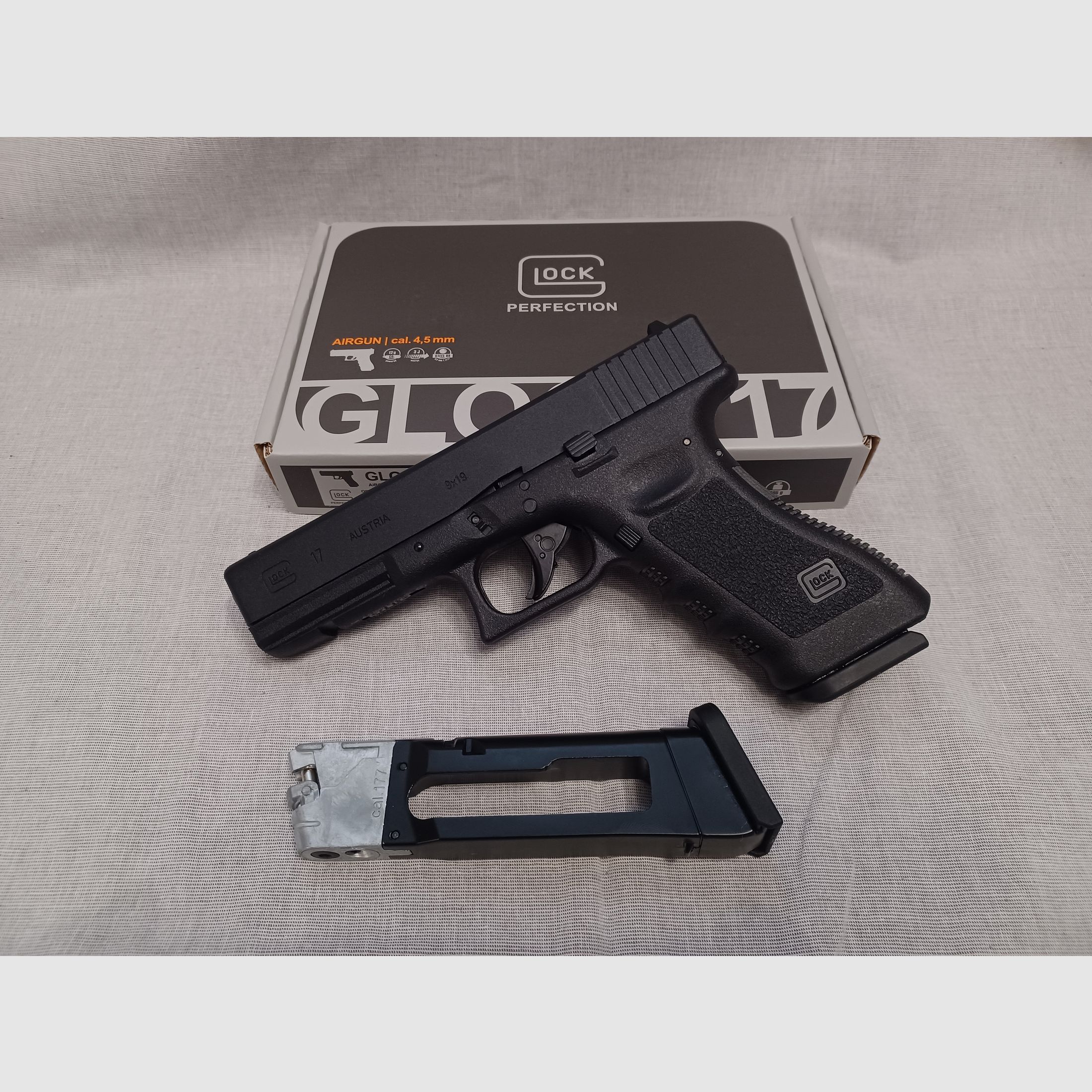 Glock 17 Gen3 / 4,5 mm BB / BlowBack / CO2 / Pistole / OVP (6)