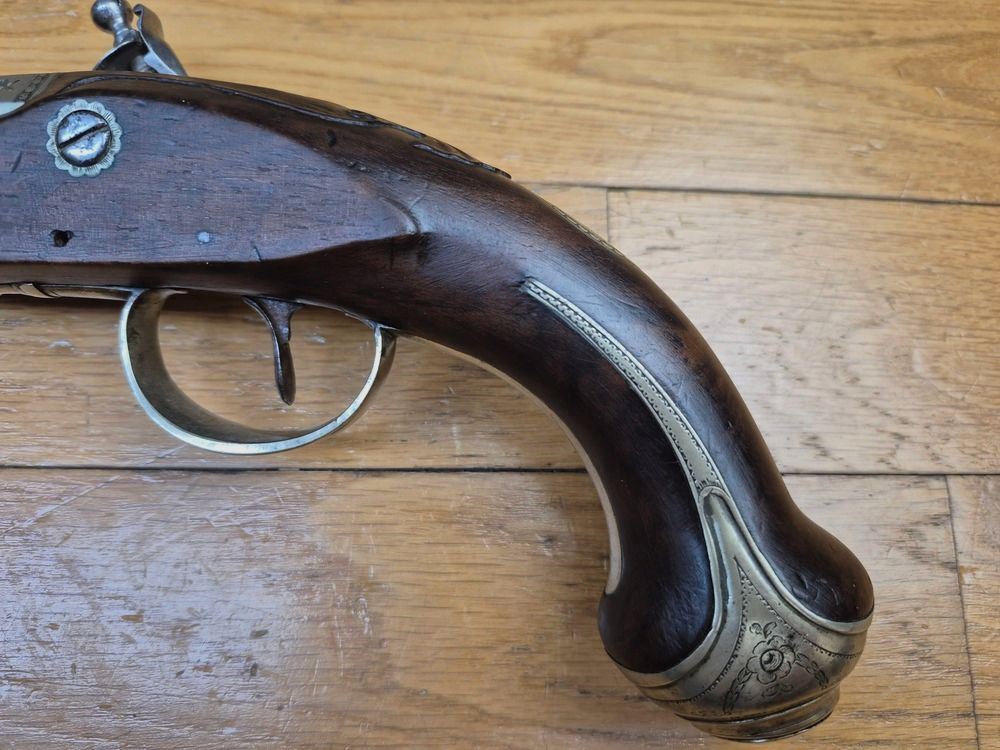 Superbe pistolet à silex anglais – Ketland & Co à Londres vers 1804 – Canon, platine et garnitures bronze – Service colonial – Cal .60 – Bois en très beau noyer – Décor floral raffiné – Excellente mécanique et esthétique – Rare et beau témoin du mauvais camps des guerres du Premier Empire – TBE+, image 24 sur 26