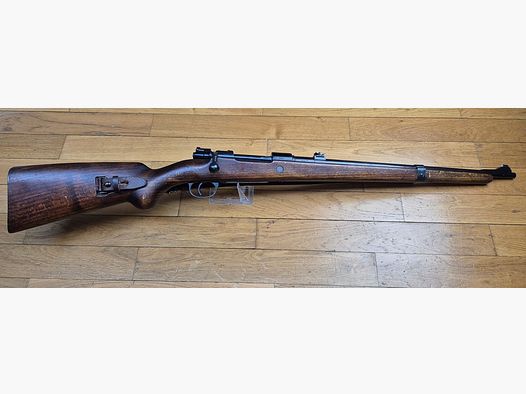 Seltene Zollkarabiner « ZollKarabiner » Heym 1952 – Seltene Waffe aus der Zeit vor der Wiedergründung der Bundeswehr 1955 – Kal. 8×57 IS – Ultra hochwertige Fertigung von Heim – Perfekte Mechanik und Anpassungen – Wunderschöner Lauf – Mononummer – Letzte Vertreterin des Systems 98 in Deutschland – Seltene Dienstwaffe in TBE++