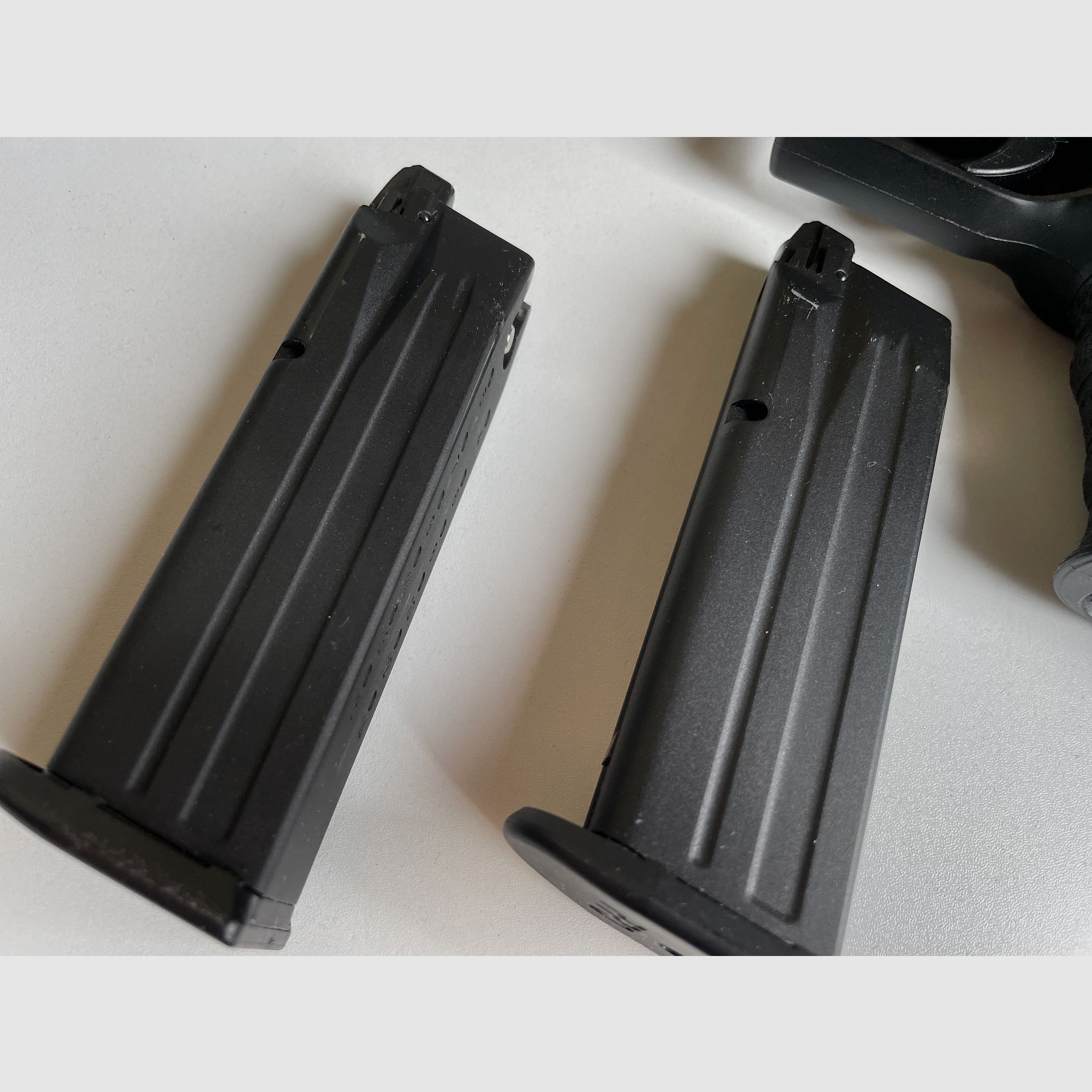 Walther PPQ Airsoft mit zwei Magazinen und Holster