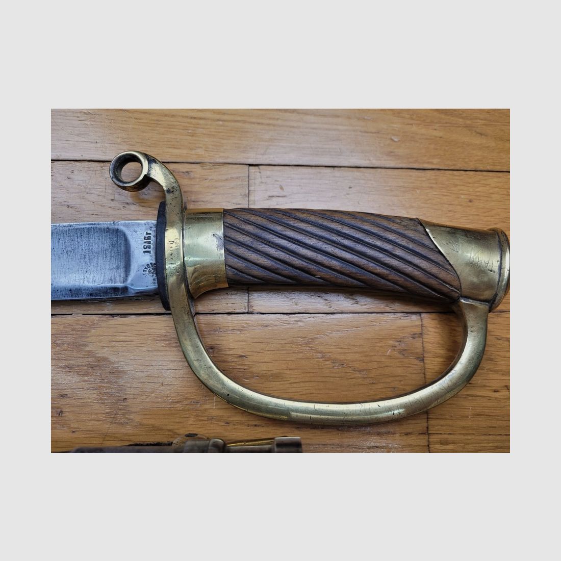 Sehr gutes russisches Truppenschwert Modell 1881 modifiziert 1891 oder 2. Typ – Modell für Dragoner – Herstellung Arsenal von Zlatoust 1916 – Truppenscheide mit integrierter Baionette 1891 tsarisch – Waffe selten und in TBE, Bild 4 von 18