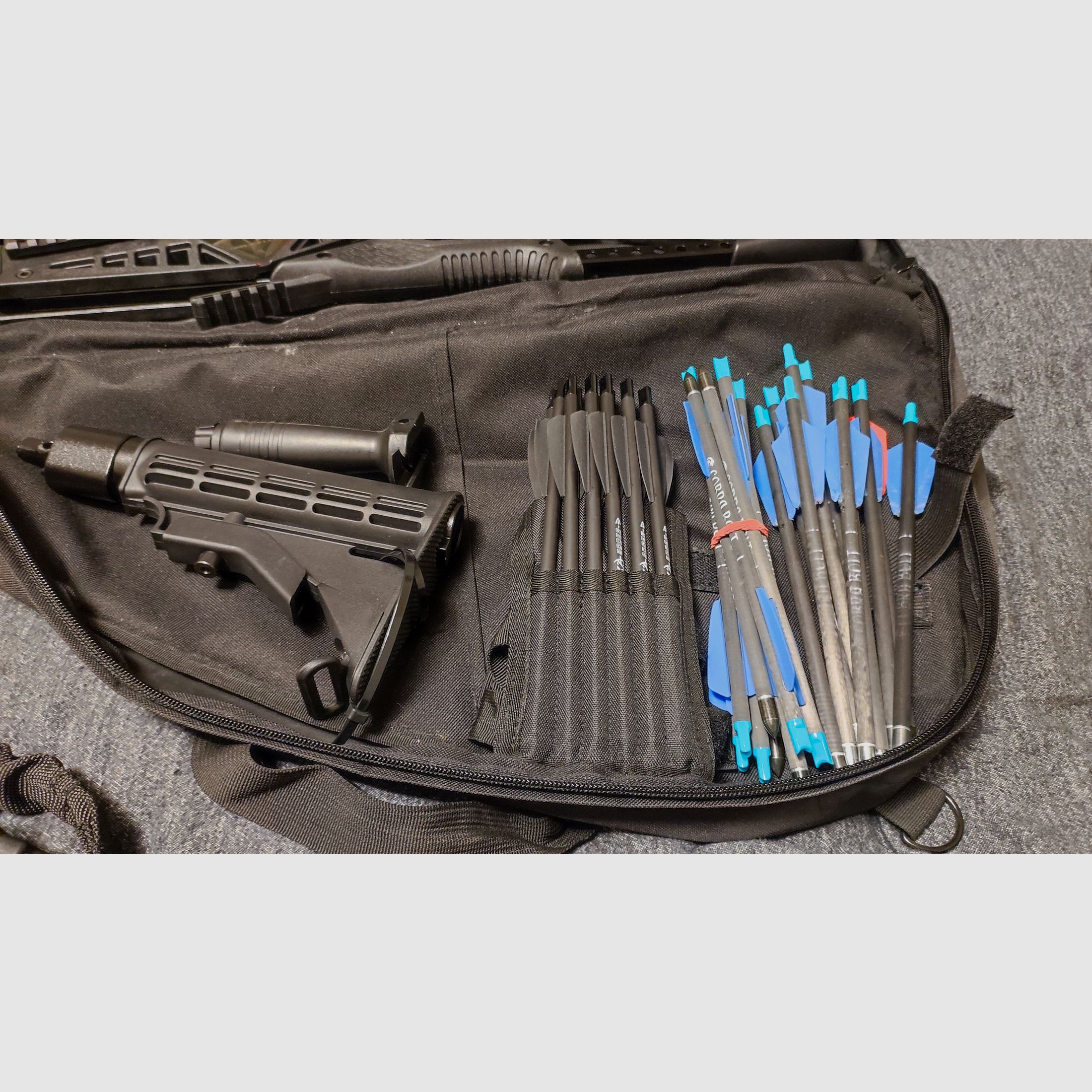 EK Archery Cobra R9 Deluxe 90/130 lbs SET COMPLETO – como nuevo – 30 flechas + bolsa + correa de transporte + soporte para el hombro + empuñadura frontal