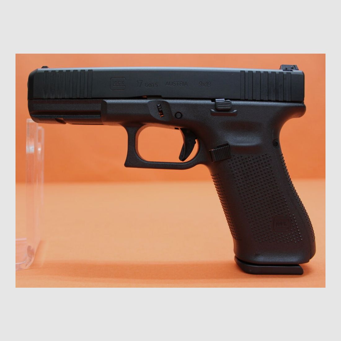 Glock Ha.Pistool 9mmLuger Glock17 Gen5 114mm loop/ Voorste serraties/ Reservetijdschrift (9mmPara/9x19)
