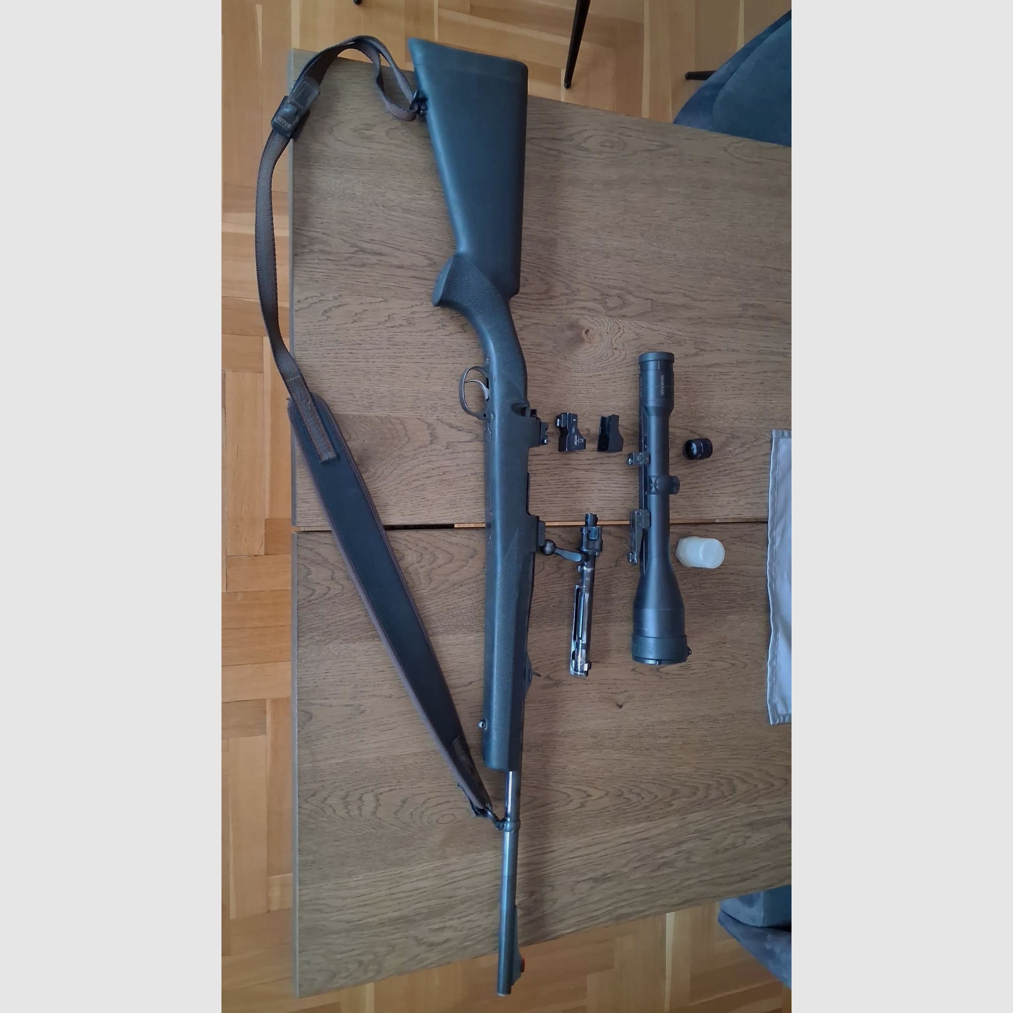 Mauser 98 „Forest“ in calibro 9,3x62 – pacchetto completo (Swarovski 8x56 + Docter Sight)