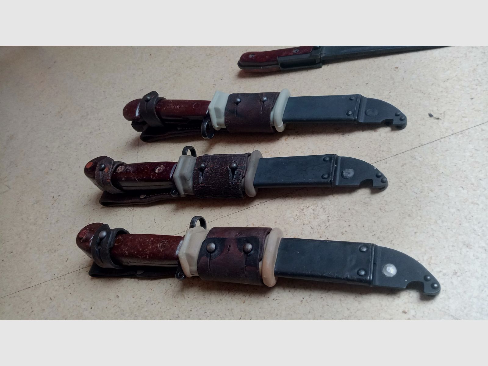 3 Rumänische 6h3 (6x3) AK Bajonette komplett inkl. Gummi Isolator und Leder Frosch  // AKM Bakelit Vintage