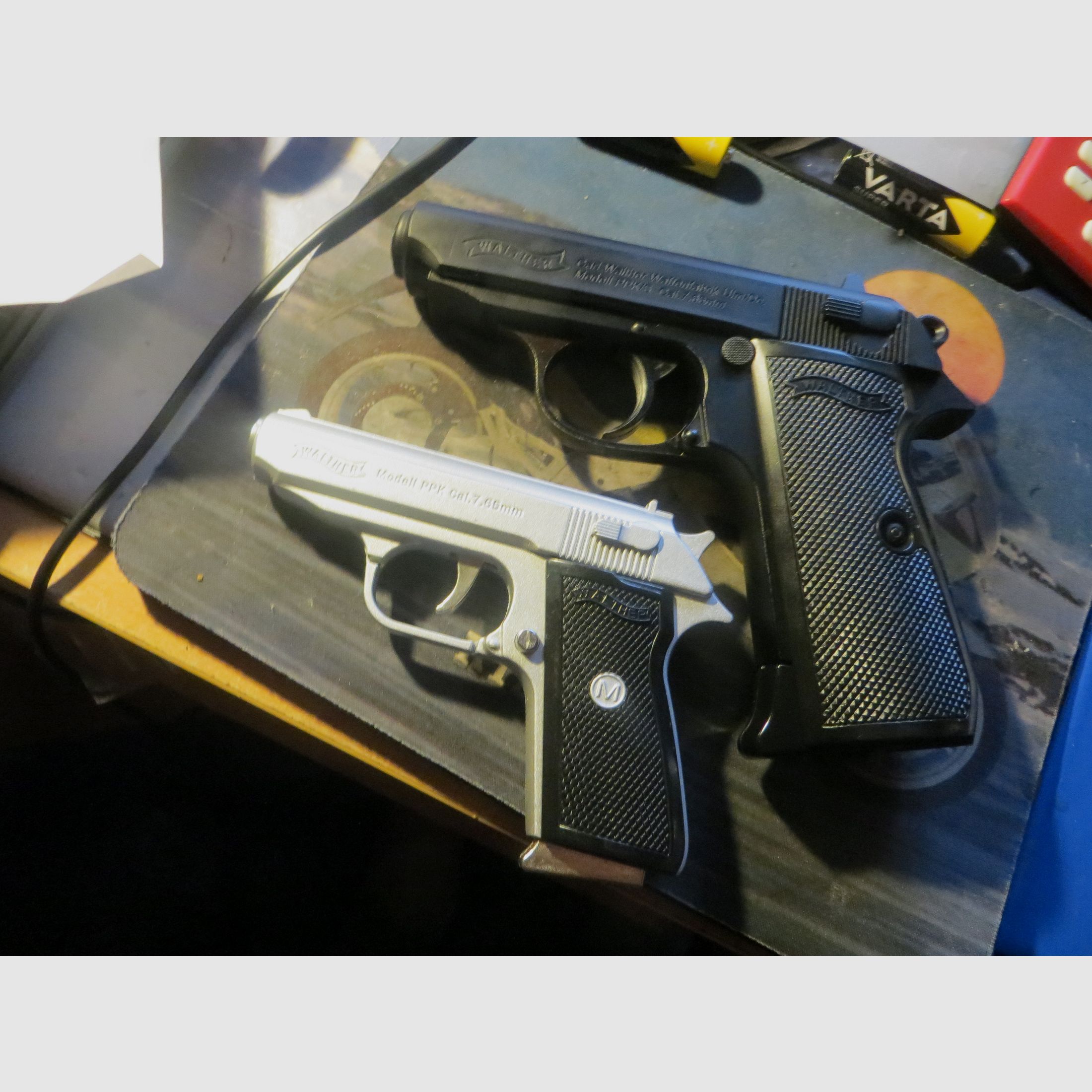 WALTHER PPK als Gasfeuerzeug (Maßstab 1:2)