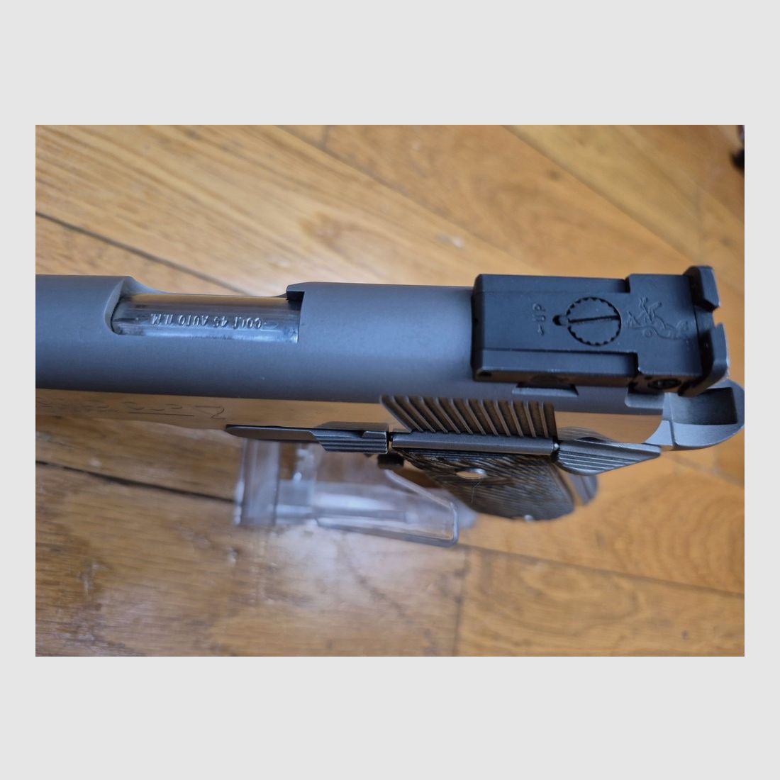 Wunderschöner Colt 1911 Gold Cup « National Match » Trophy – Waffe von 2015 – Kal. .45 – Vollständig inox – Exemplar vorbereitet mit Bushing Briley und Brownells Federkit – G10 Griffschalen in Grau – Einstellbarer Abzug – Makellose Oberflächen und vernickelter Lauf – Geliefert in seiner kompletten Originalkoffer – Zustand nahezu neu!, Bild 12 von 20