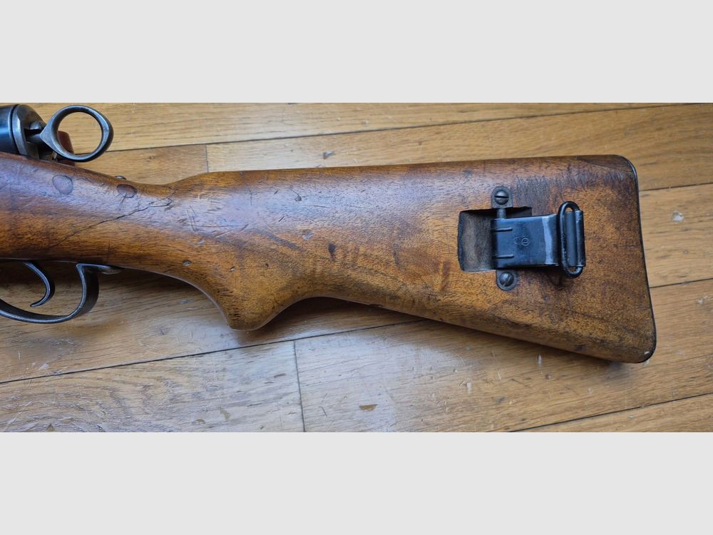 Rare Carabine suisse 05/11 – Sur base de carabine de cavalerie 1905 système 1889 Schmidt Rubin modifiée 1911 – Munition GP11 en 7,5 x 55 Suisse – Bons bois mais avec entures – Mécanique impeccable et canon très beau – Excellente petite carabine en cat. D – BE/BE+, image 30 sur 45