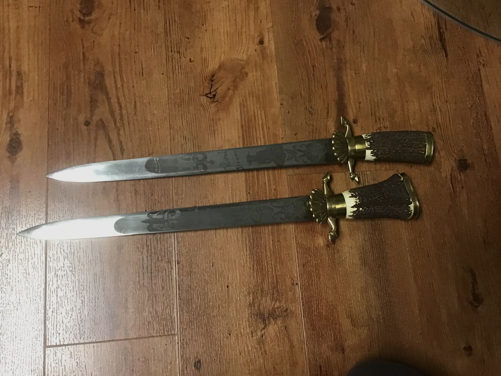 2 beaux couteaux de chasse presque épées avec l'inscription Vivat Diana