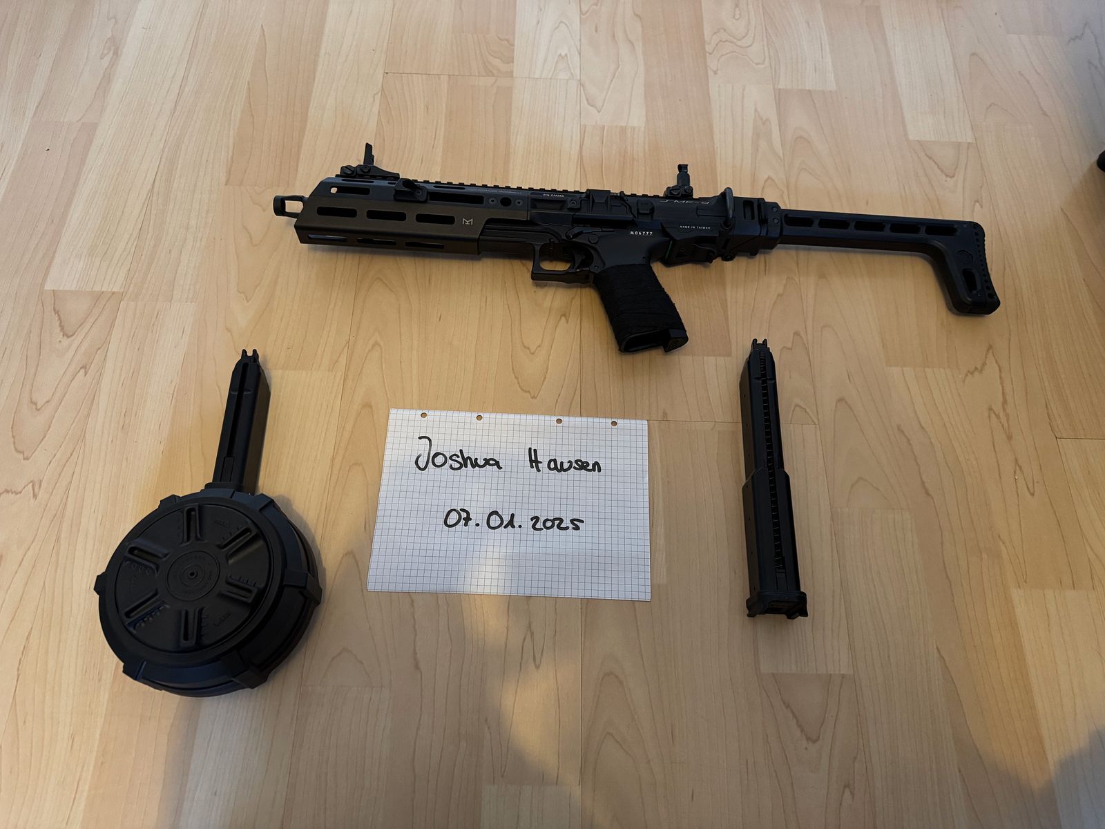 BUNDLE: G&G SMC-9 GBB Airsoft +++ Gas Magazine (50 BBs) +++ SMC-9 GBB Drum Mag +++ Firefield Impact Reflex Sight +++ Tracer +++ Koffer