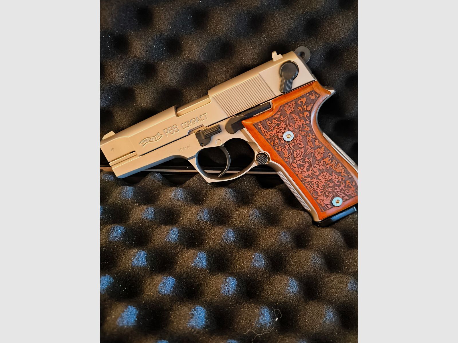 ⚠️ Achtung Sammlungs Auflösung!! ⚠️ Achtung Sammler von Walther Waffen, Walther P88 Compact Nickel mit Holz Griffschalen & Verzierungen in den Holz, Kaliber 9mmPAK, PTB 764, Nur einmal zur Probe ein Magazin Geschossen, Optisch sowie Funktionell in einem Tadellosen top Zustand, Absolut Neuwertig!! 