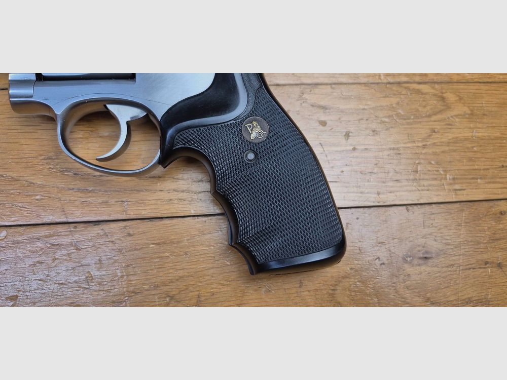 Very nice Revolver Sturm Ruger Security-Six — Cal .357 Magnum — Less common stainless finish in six inches — Firearm from late 1981 / early 1982 — Still the best era of Bill Ruger — Very very nice physical condition of the aesthetic and mechanical athlete! — Pachmayr grips — Mirror barrel — A classic that has become rare in stainless and six inches — TBE+ / TBE++, image 22 of 28