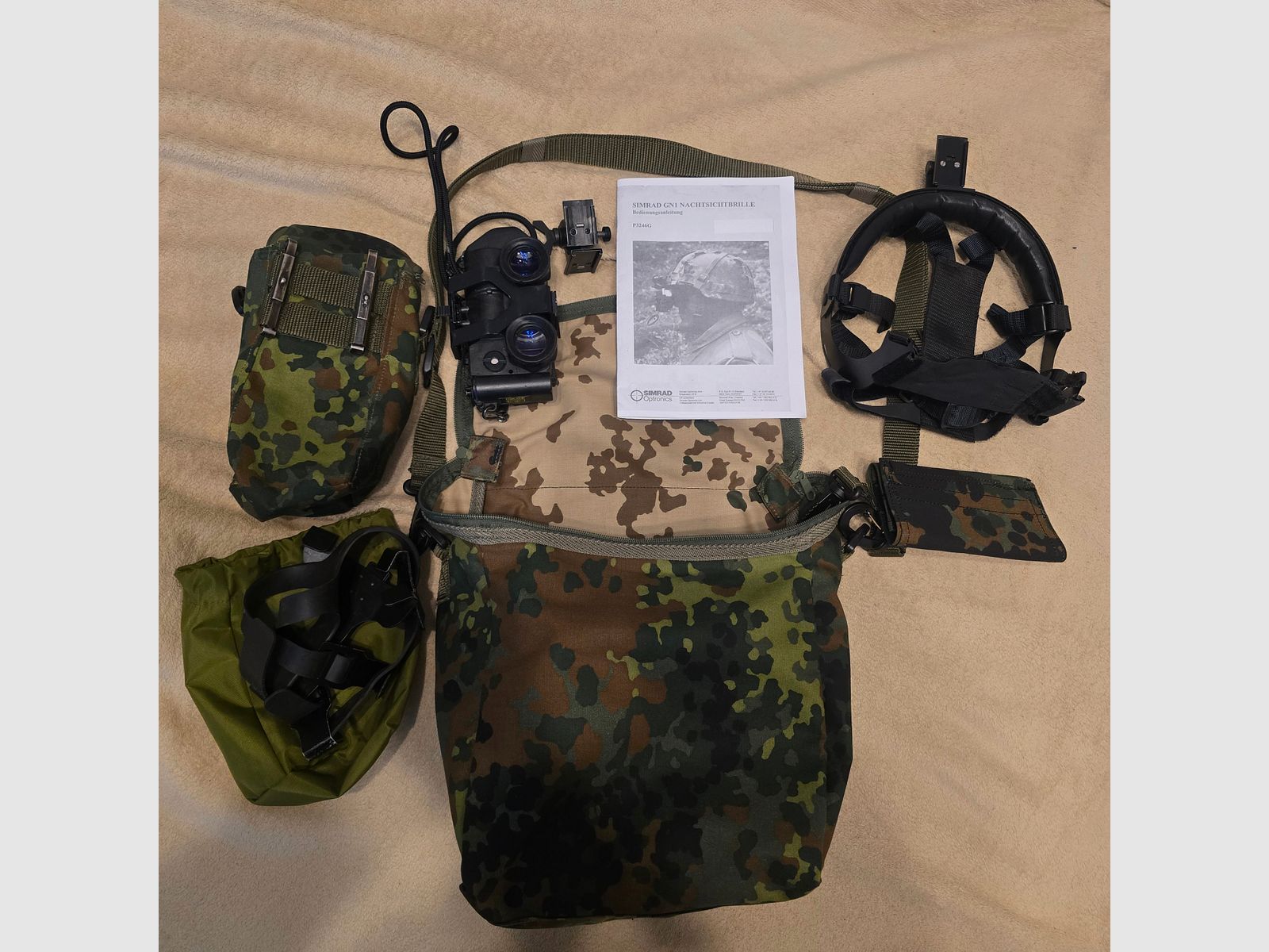 Nachtzichtapparaat restlichtversterker met helmbevestiging en draagkap, dus om te dragen zonder helm