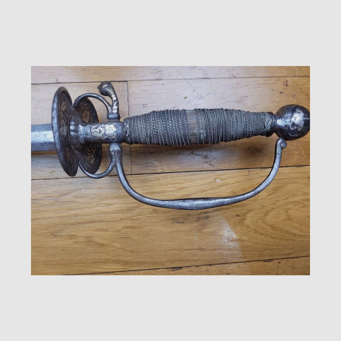 Belle épée XVIIIe « à la mousquetaire » – vers 1740 – acier avec incrustations or et argent – intouchée – lame de 77 cm – pièce rare et fonctionnelle – Pour briller à Versailles ou chasser les malandrins ! TBE-, image 20 sur 24