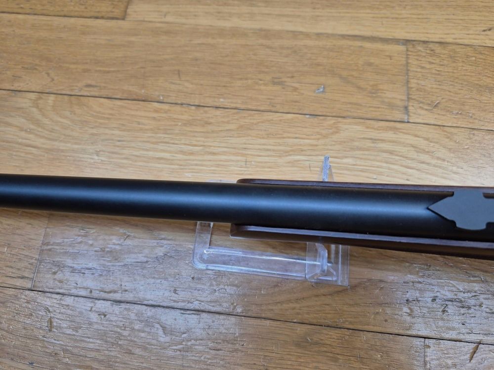Prachtige Winchester 1895 – Formidabel kaliber 30.06 – Speciale jubileumproductie door Miroku voor Winchester – In originele doos in perfecte staat – Prachtig handgeribbeld hout – Rocaille gravures op perfecte brunering – Zeer mooie markeringen van "echte" Winchester – Loop en mechaniek perfect! – Wapen nieuw!, afbeelding 14 van 32