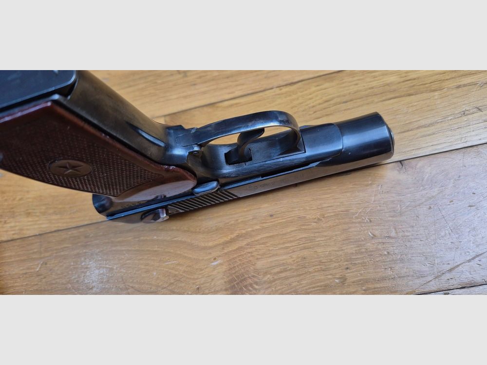 Bardzo ładny pistolet Makarov lub PM – Kal. 9×18 Makarov – Broń bułgarska – Dobre oryginalne bułgarskie okładziny – Brązowanie na poziomie 99,7% – Mechanika w doskonałym stanie – Wspaniały luf – Symboliczna broń zimnej wojny – Doskonały stan – TBE++, zdjęcie 9 z 19