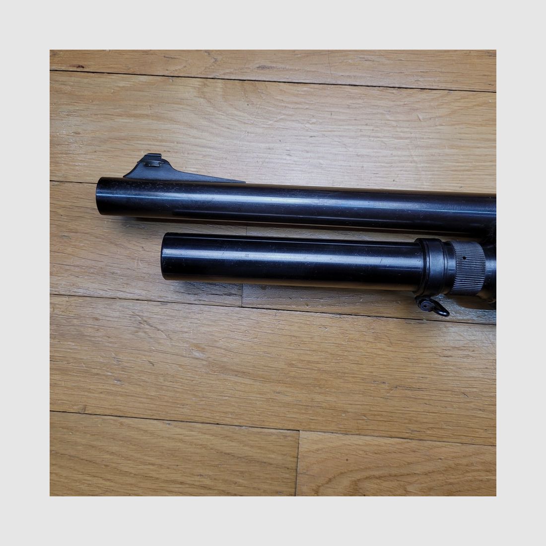 Zeer goed pompgeweer Remington – Mod 870 Wingmaster – Glad loop van 51 cm – 12/70 – 7+1 (!) – Luxe afwerking – Uitstekende staat, afbeelding 32 van 33