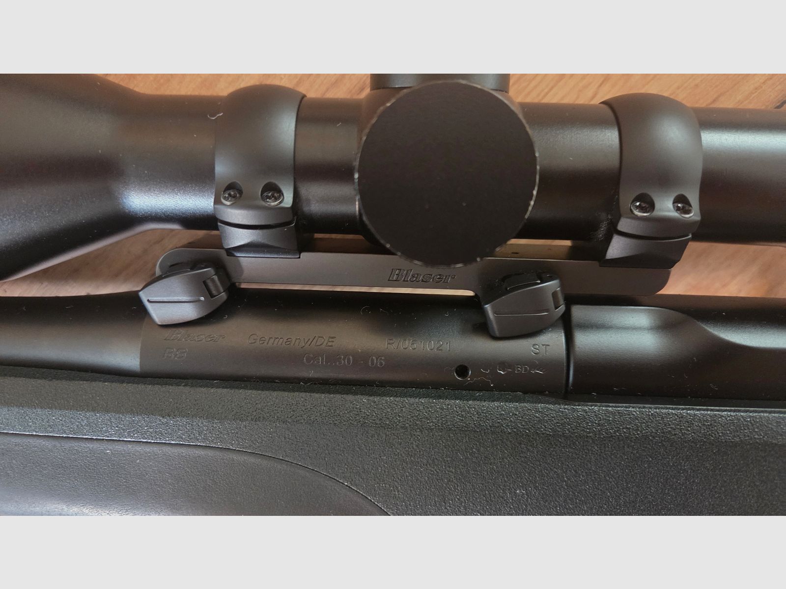 Blaser R8 Professionale .30-06 con Minox ZE 5i 2-10x50 e montaggio a sella Blaser