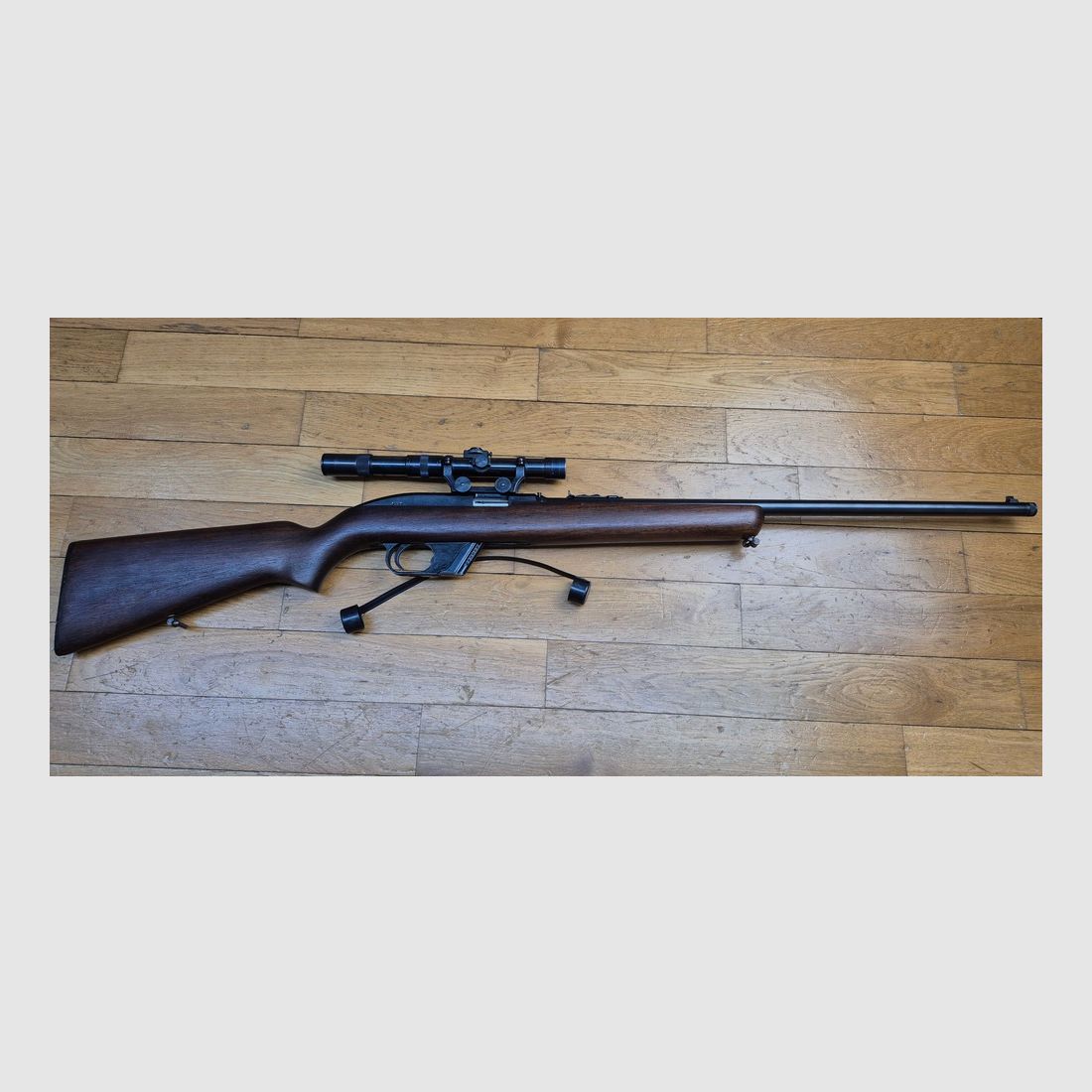 Sehr schöne Winchester Model 77 – Selbstladebüchse im Kal. 22LR – Die Begleiterin des jungen Amerikaners nach dem Krieg – Ideale Waffe zur Jagd auf Ungeziefer und persönlicher Feind jeder Dose! – 8 Schuss – Sehr schöne Verarbeitung von Winchester New Haven aus 1962 – Zustand mehr als sehr gut – TBE++, Bild 32 von 41