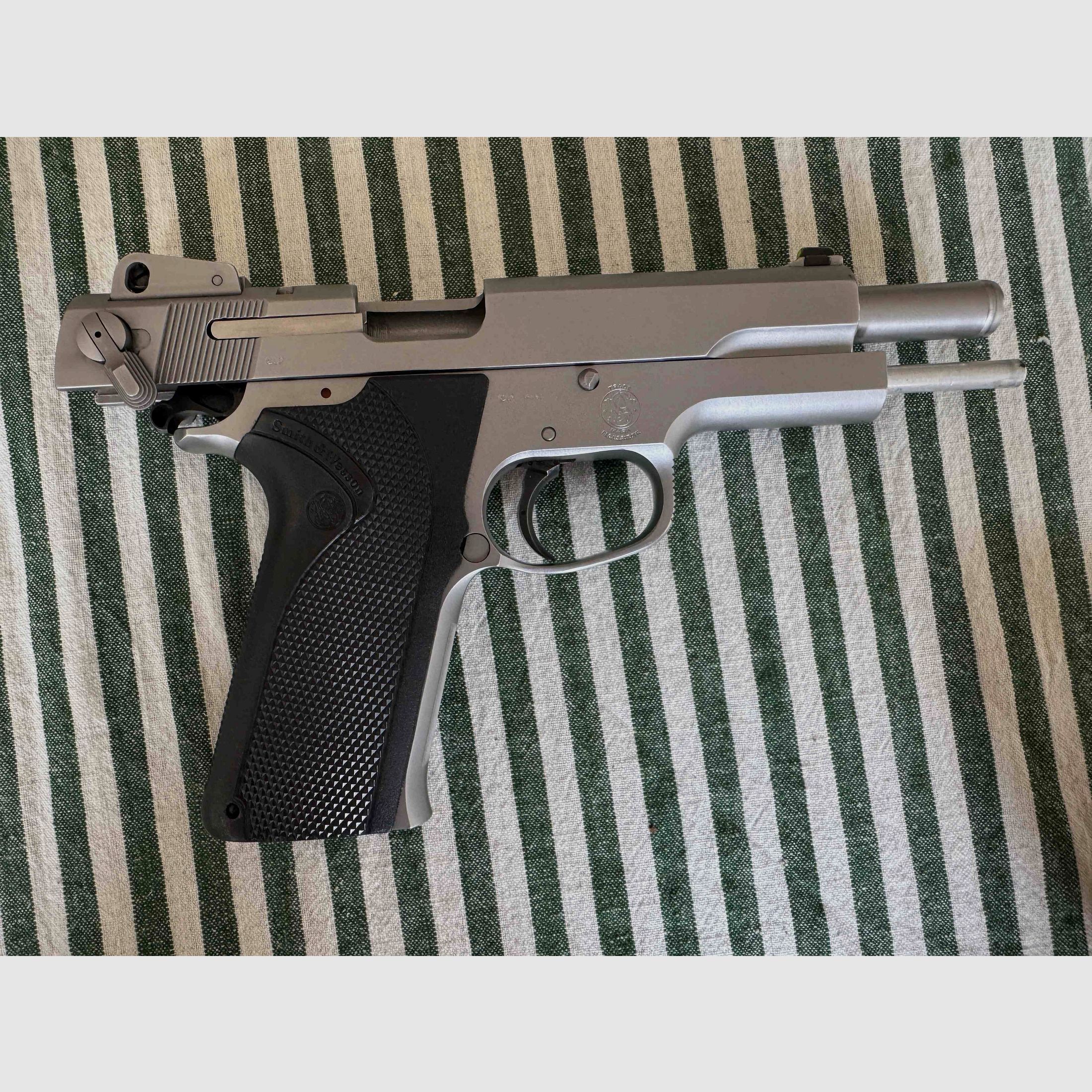 Smith & Wesson 4506-1 in .45 Auto