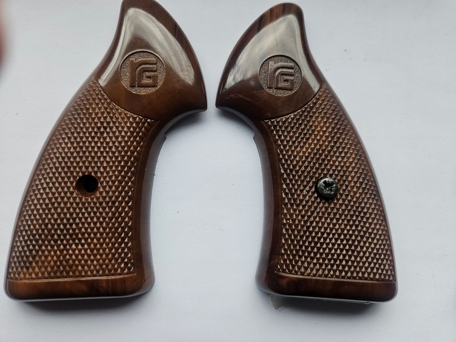 Okładziny rękojeści rewolweru Röhm..