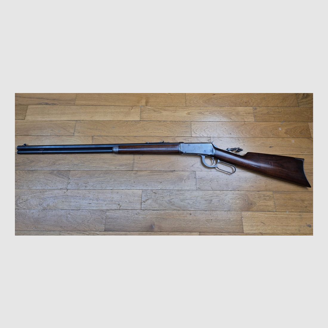 Sehr schöne Winchester Model 1894 – Version Büchse mit oktagonalem Lauf (!) – Herstellung Winchester New Haven von 1919 – Holz in Top-Zustand – Lauf superbe – Mechanismus einwandfrei – Wunderschöner Lyman N° 2 Diopter aus der Zeit – Sehr schöne Markierungen auf schönem Brünierung – Wunderschönes Sammlerstück! – TBE ++, Bild 24 von 33