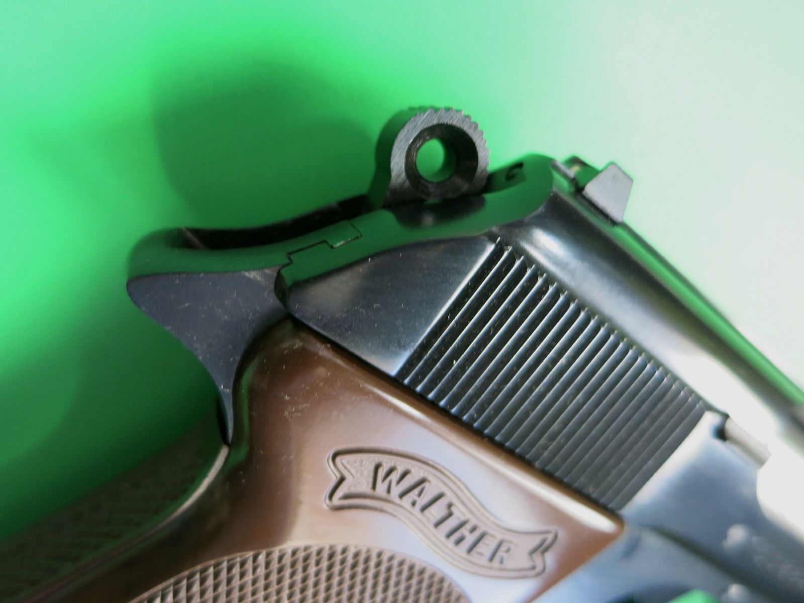 Pistola semiautomatica, Walther PPK, cal. 9 mm corto, impugnature marroni, come nuova       #82