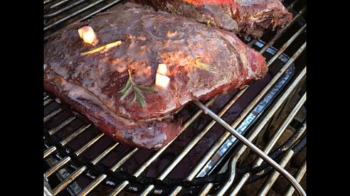 Wildschweinkeule vom Grill mit Rosmarinkartoffeln