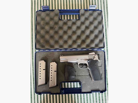 Smith & Wesson 4506-1 in .45 Auto