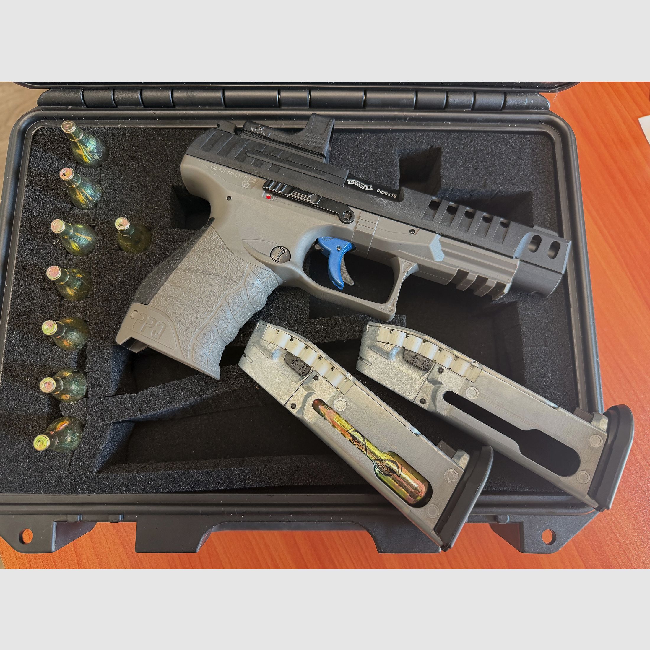Umarex Walther Q5 Match Combo 4.5mm (.177), Diabolo, CO2 with RED DOT