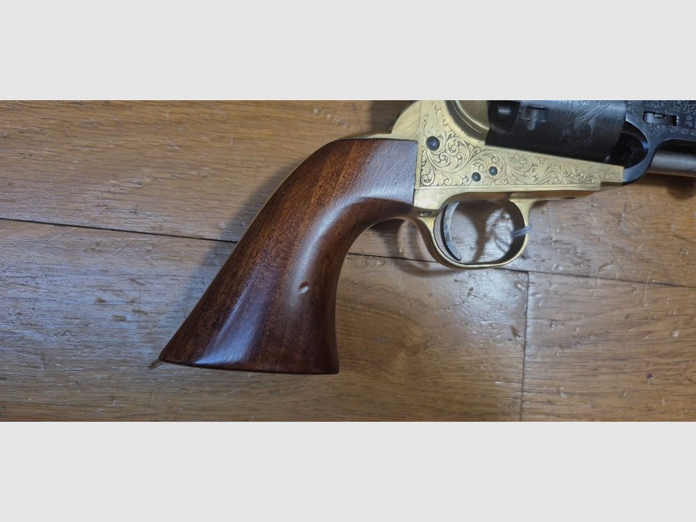 Schöner Schwarzpulverrevolver Colt 1851 von Pietta — Modell „Navy Yank“ — Kal. 36 — Luxusversion — Gehäuse und Lauf graviert — 100% schwarze Brünierung — Perfekte Mechanik — Waffe gestempelt BF (1995) — Ausgezeichneter Zustand — TBE+, Bild 19 von 23