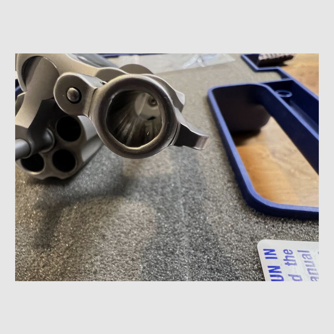 Smith e Wesson S&W 637-2 Airweight .38 Special +P Revolver, immagine 4 di 5