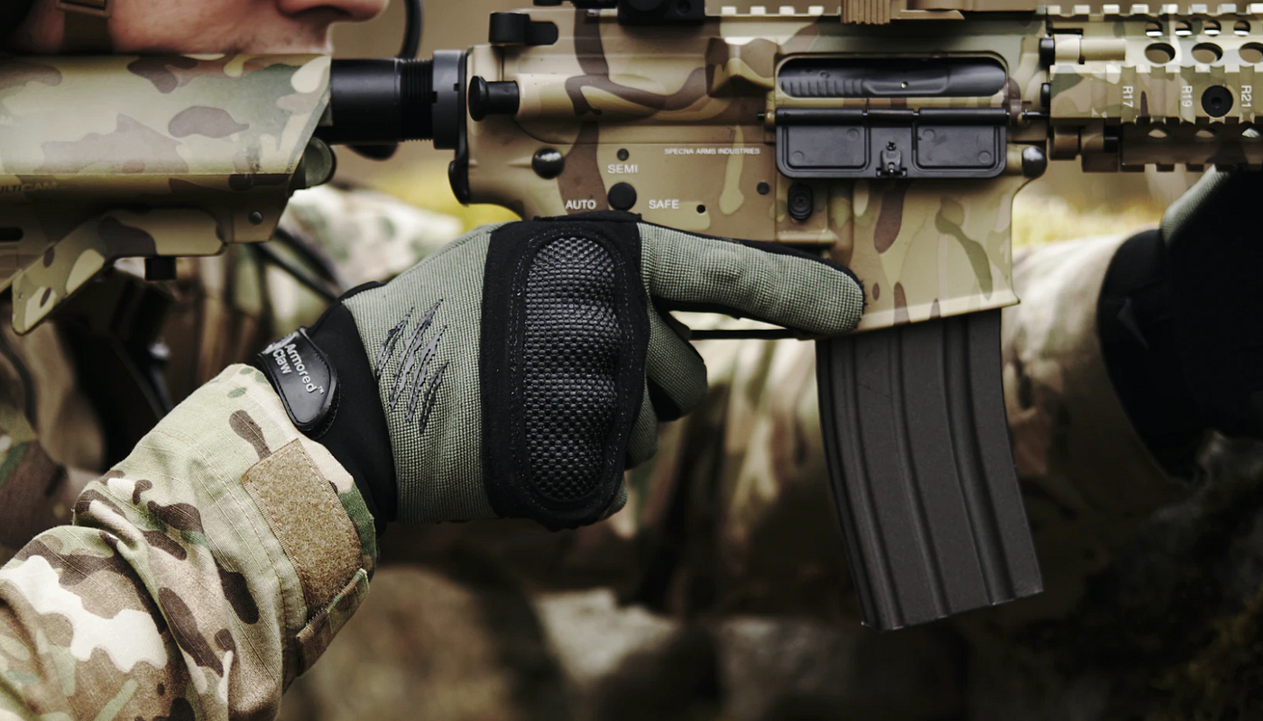 Le armi Airsoft vengono classificate in base a diversi criteri, tra cui il tipo di propulsione, il design e l'uso. Ecco le principali categorie:

1. **Tipo di propulsione**:
   - **AEG (Automatic Electric Gun)**: Armi elettriche che utilizzano un motore elettrico per alimentare il meccanismo di sparo.
   - **GBB (Gas Blowback)**: Armi che utilizzano gas compresso per sparare e spesso simulano il rinculo del colpo.
   - **Spring (a molla)**: Armi che richiedono di essere caricate manualmente ogni volta che si spara, utilizzando una molla.
   - **Co2**: Armi che utilizzano cartucce di CO2 per la propulsione.

2. **Design**:
   - **Fucili**: Armi lunghe, simili a fucili da assalto o fucili da cecchino.
   - **Pistole**: Armi corte, simili a pistole semiautomatiche o revolver.
   - **Fucili a pompa**: Armi che richiedono un'azione di pompaggio per caricare il colpo.

3. **Uso**:
   - **Competizione**: Armi progettate per il tiro sportivo e le competizioni.
   - **MilSim (Military Simulation)**: Armi progettate per simulare situazioni di combattimento reale.

Queste categorie aiutano a identificare le caratteristiche e le prestazioni delle armi Airsoft.