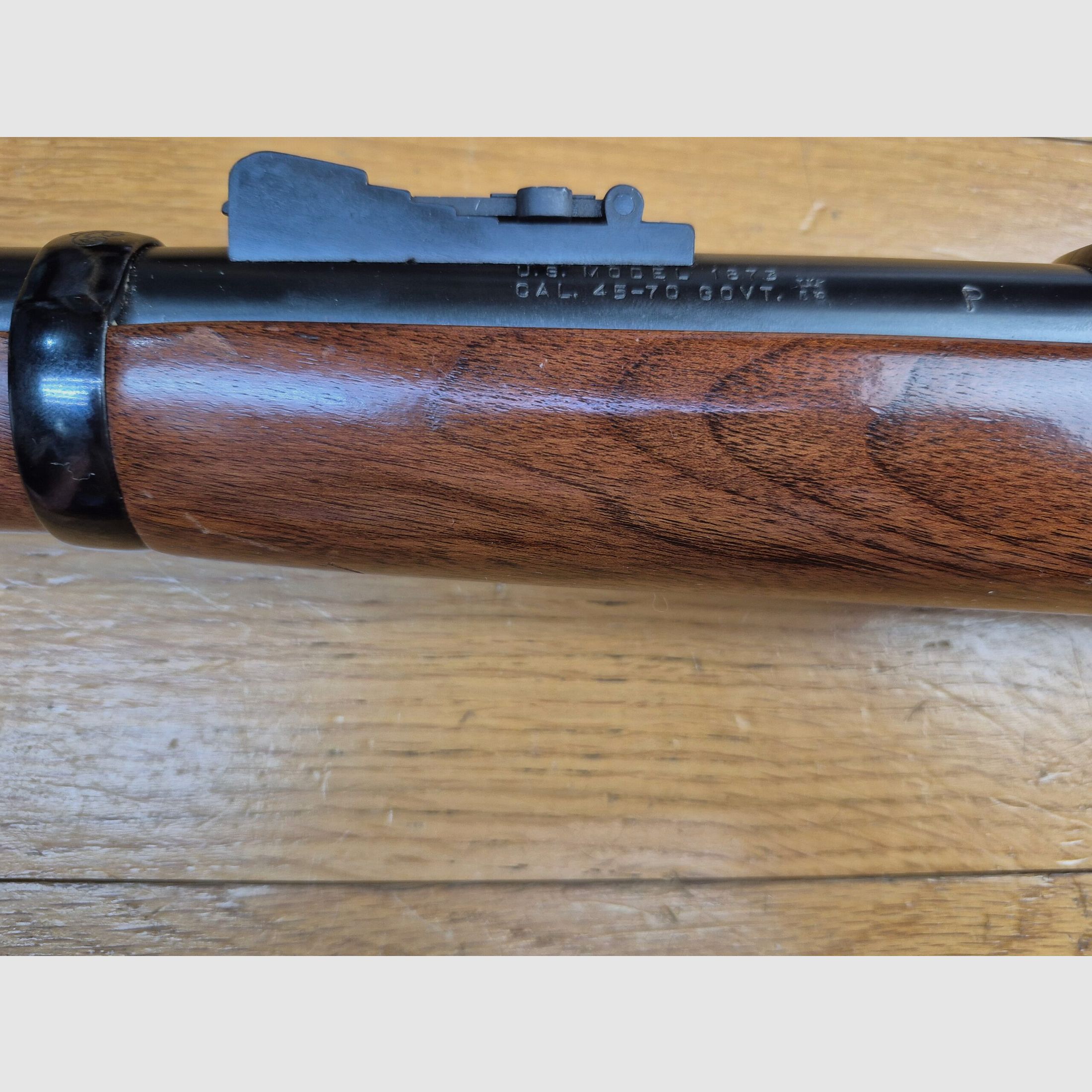 Wspaniała karabina Springfield Trapdoor Model 1873 – Model oficerski – Produkcja USA przez Harrington & Richardson – Broń z 1973 roku – Kaliber 45-70 Gvt – Broń z Little Big Horn – Wspaniałe wykończenia – Drewno najwyższej jakości i marmurkowe części metalowe – Mechanika w doskonałym stanie – Nowa lufa 22 cale – TBE+++, zdjęcie 35 z 39