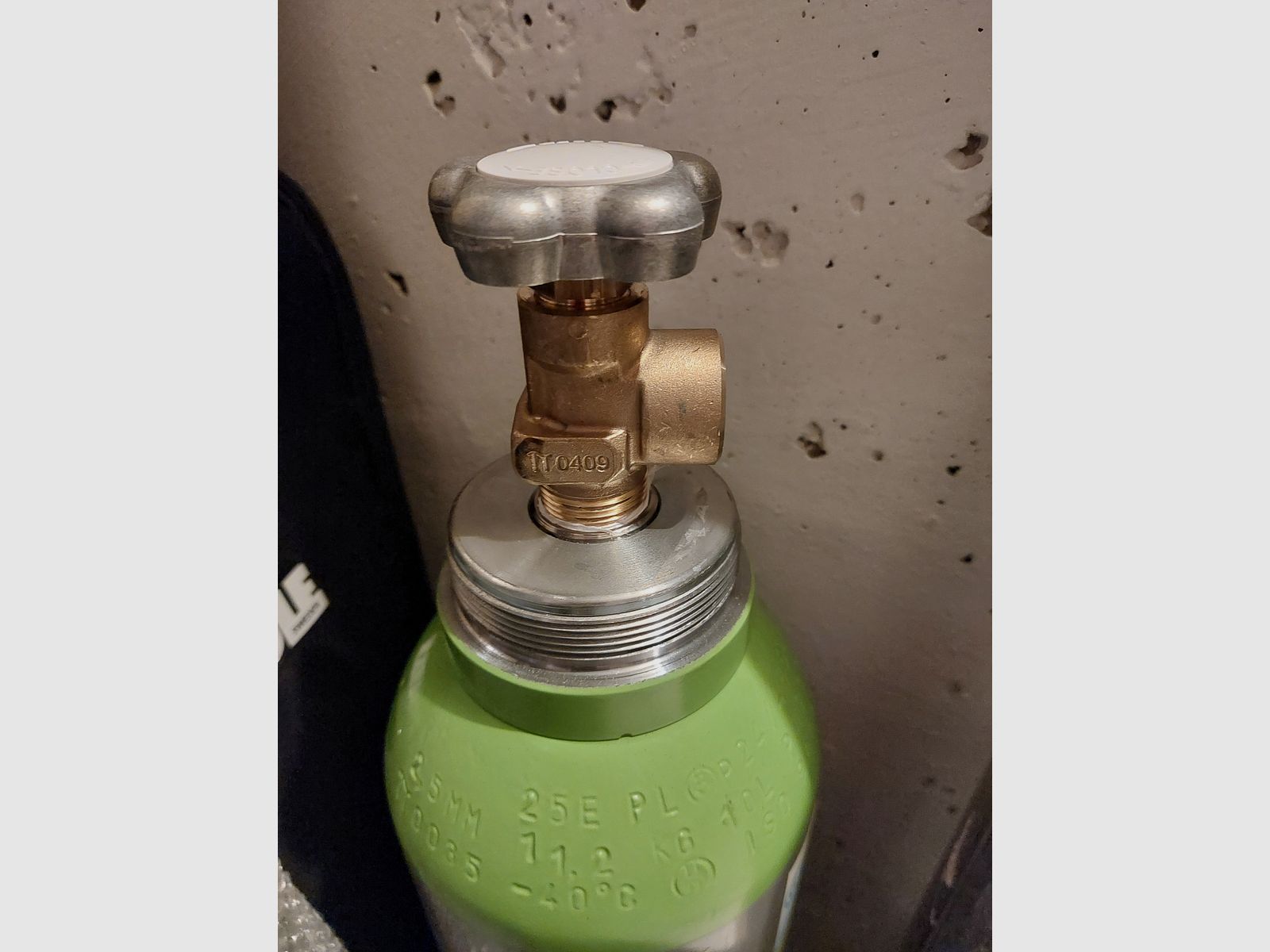 Compressed air bottle for filling air rifle cartridges 10L