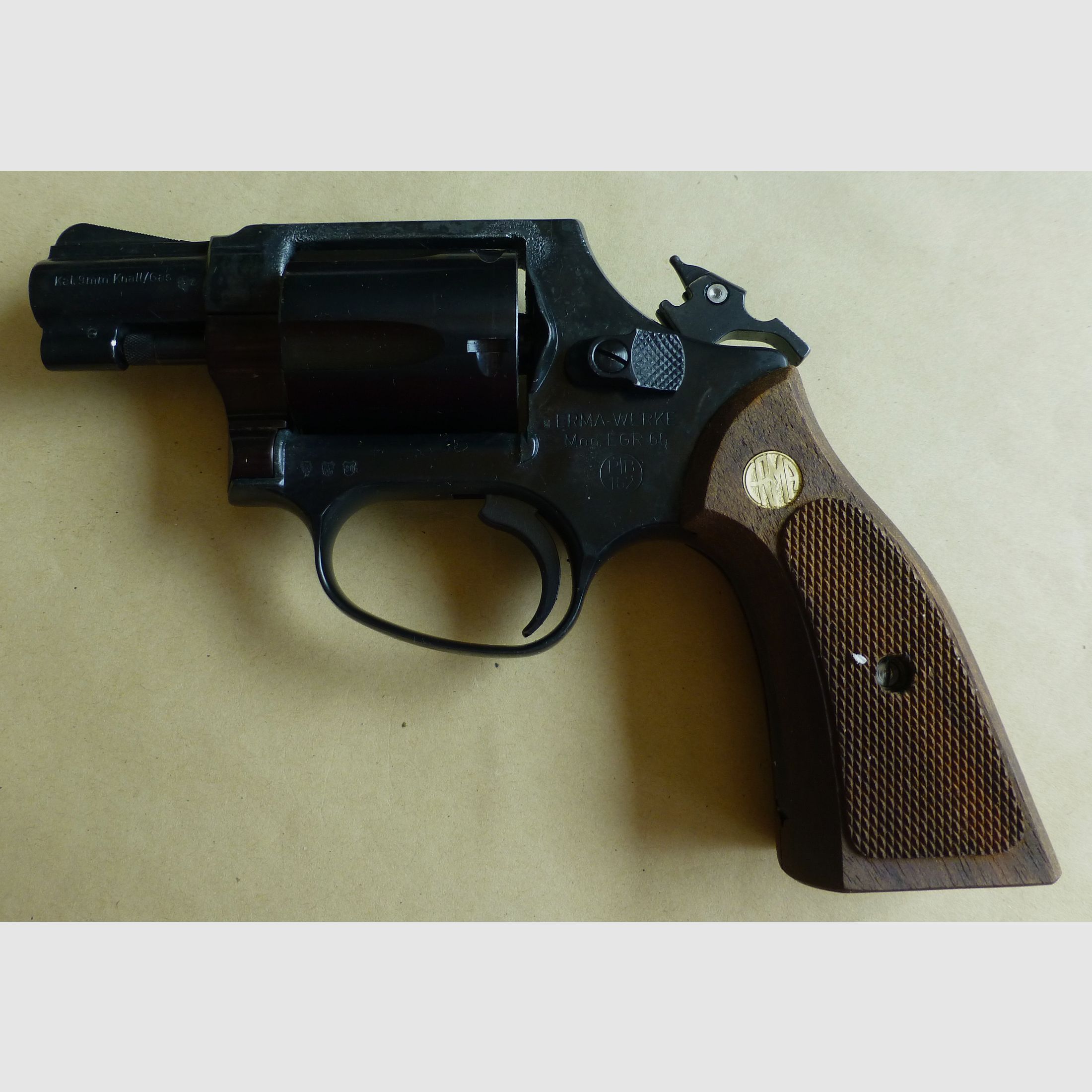 ERMA EGR 66 inkl. Abschußbecher und Erma Anstecknadel, Kaliber 9mm Gas- und Platzpatronen