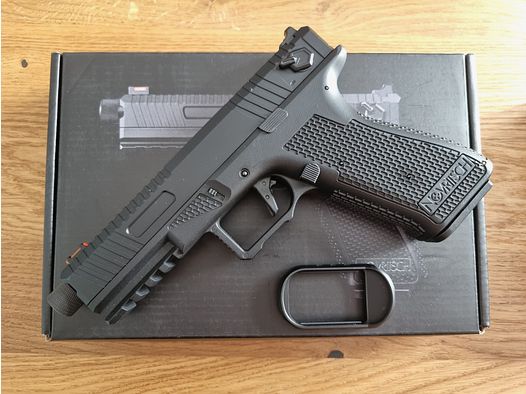 Airsoft AEP Novritsch SSE18 schwarz mit Magazintrichter
