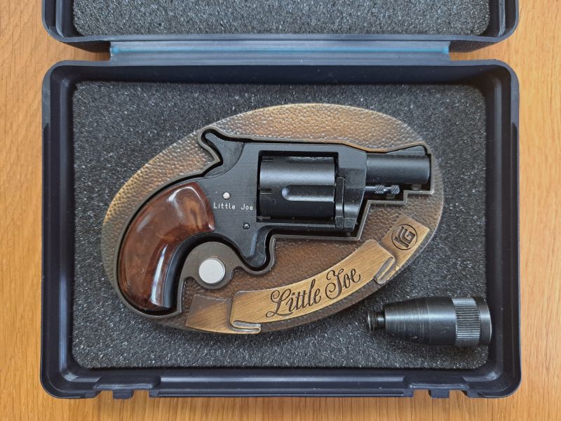 Revolver Little Joe Kal. 6mm Platz schwarz mit Gürtelschnalle ungeschossen neuwertig TOP!